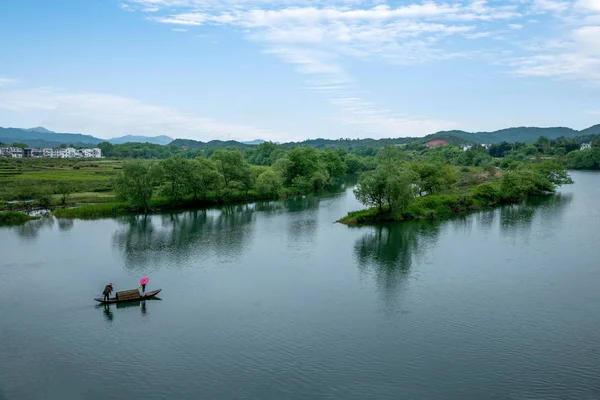 Jiangxi Wuyuan Luna Bay ombrello ragazza — Foto Stock