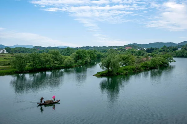 Jiangxi wuyuan moon bay regenschirm girl — Stockfoto