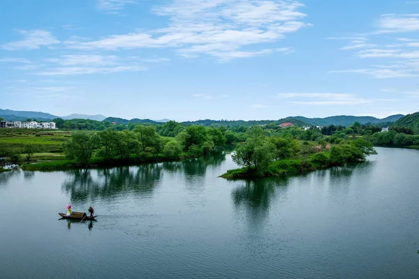 Jiangxi Wuyuan Moon Bay paraply flicka — Stockfoto