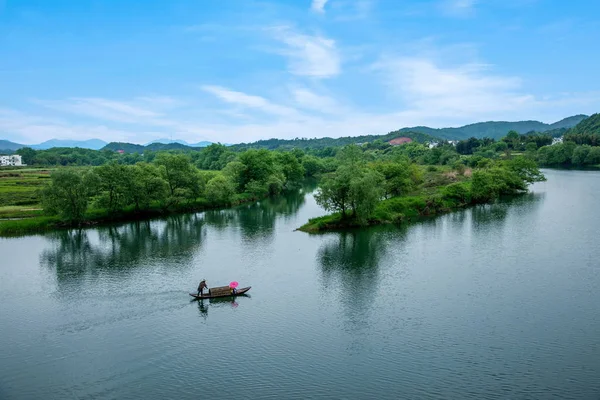 Jiangxi Wuyuan Moon Bay parasol dziewczyna — Zdjęcie stockowe