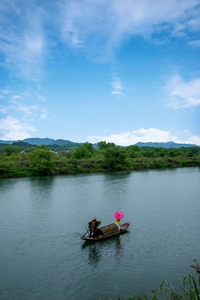 Jiangxi wuyuan moon bay regenschirm girl — Stockfoto