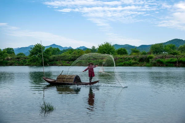 Jiangxi Wuyuan Κόλπος φεγγαριών αλιευτικό σκάφος — Φωτογραφία Αρχείου