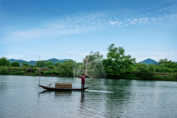 Рыбацкая лодка Цзянси Вуюань — стоковое фото