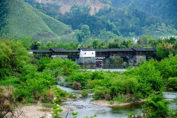 Jiangxi provinz wuyuan county qinghua stadt regenbogenbrücke — Stockfoto