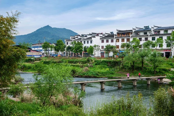 Provincia di Jiangxi, Contea di Wuyuan, Città di Tsinghua, il piccolo ruscello di ponte in pietra — Foto Stock