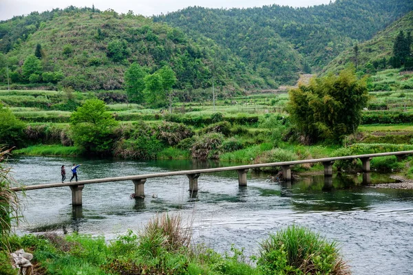 Jiangxi-provinsen, Wuyuan län, Tsinghua stad, liten ström av stenbro — Stockfoto