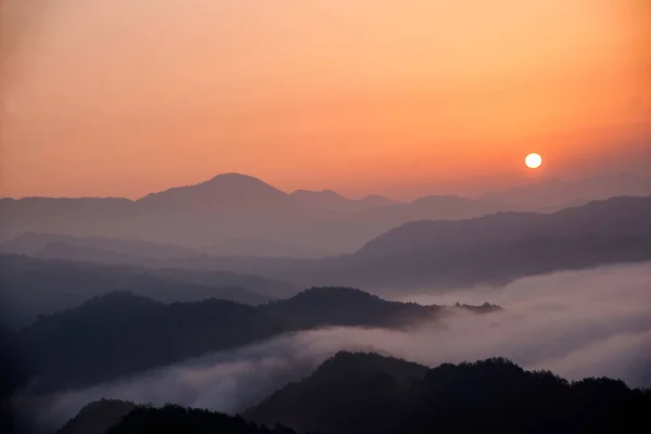 Jiangxi wuyuan shicheng berge sonnenaufgang wolkenmeer — Stockfoto