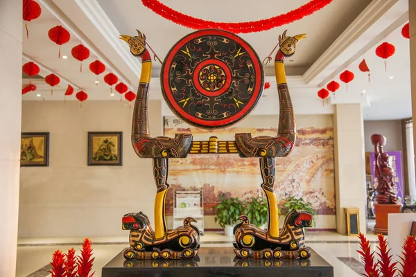 Hubei Hubei Western totem signs lacquer "tiger bird frame drum" — Stock Photo, Image