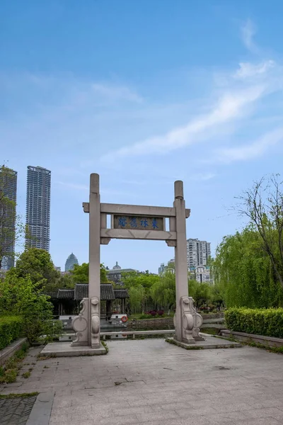 Кам'яні арки Jiangsu Wuxi Donglin коледжу — стокове фото