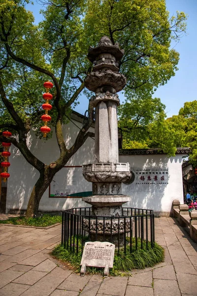 Jiangsu Huishan antiga cidade da antiga porta e pedra Huashan pelo edifício — Fotografia de Stock
