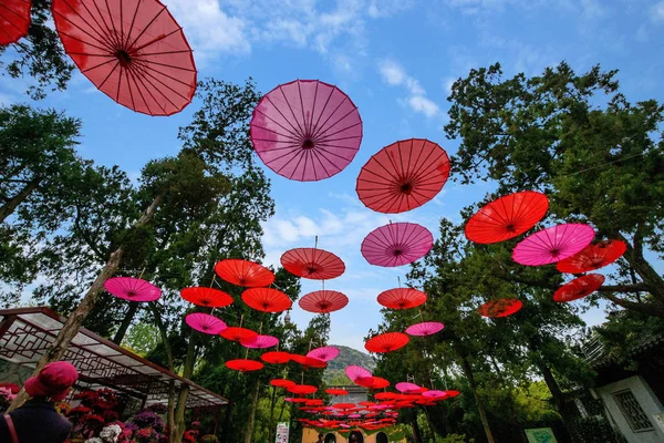 Jiangsu Wuxi Huishan Guzhen Huishan chrám buddhistické Road, červený deštník pole — Stock fotografie