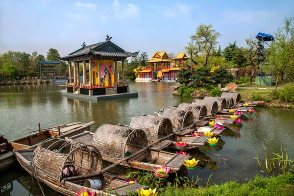 Yangzhou Slender West Lake garden water stage