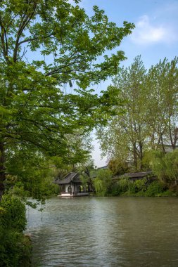 Yangzhou ince Batı Gölü Bahçe waterside üzerinde
