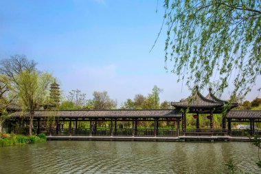 Yangzhou ince West Lake Gölü Bahçe dalga Guangting koridorda