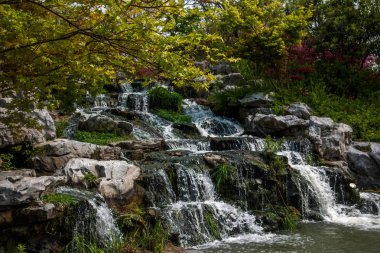 Yangzhou ince Batı Gölü bahçe şelale üzerinde