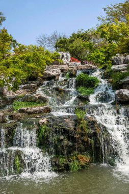 Yangzhou ince Batı Gölü bahçe şelale üzerinde