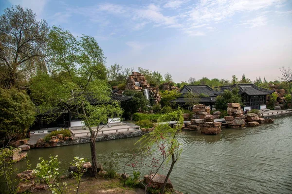 Yangzhou Slender West Lake on the garden waterside