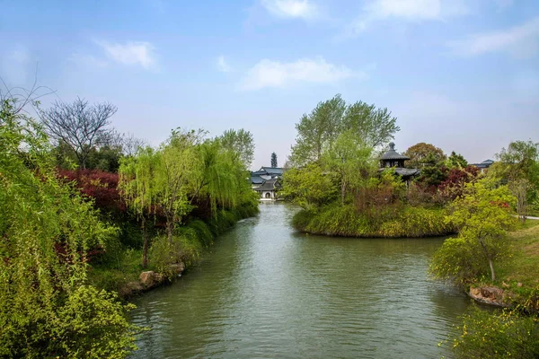 Yangzhou ince Batı Gölü Bahçe waterside üzerinde — Stok fotoğraf