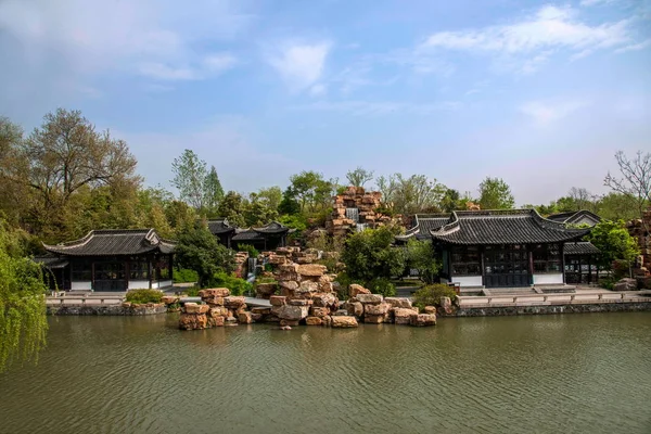 Yangzhou Slender West Lake on the garden waterside — Stock Photo, Image