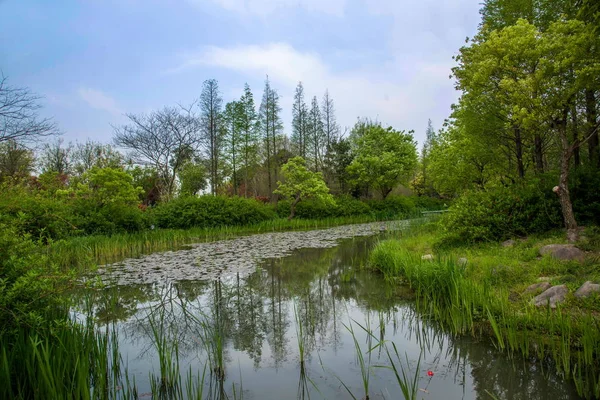 Yangzhou Slender West Lake on the garden waterside