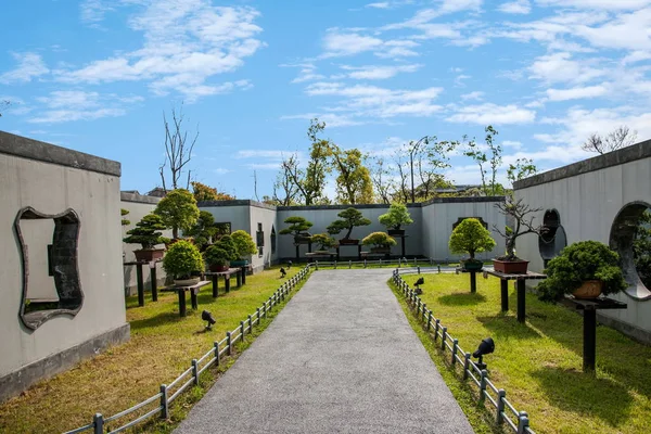 Küldjön a bonsai kertben Yangzhou karcsú Nyugat-tó — Stock Fotó