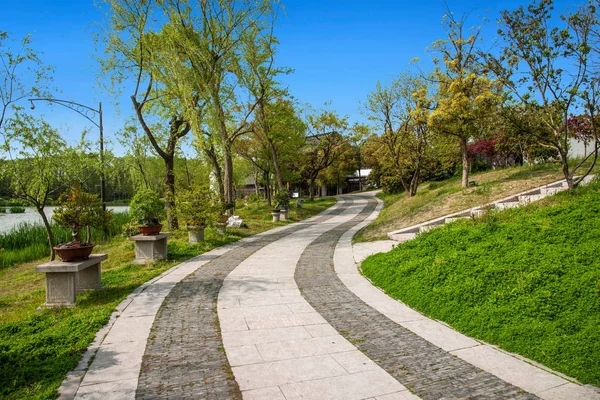 Yangzhou štíhlé West Lake zahrady stezky — Stock fotografie