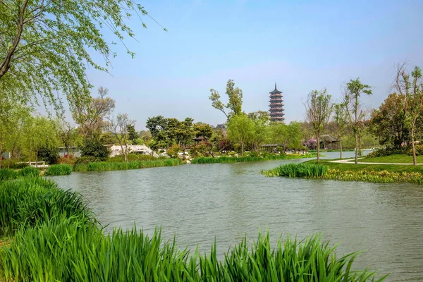 Yangzhou ince Batı Gölü Bahçe waterside üzerinde — Stok fotoğraf