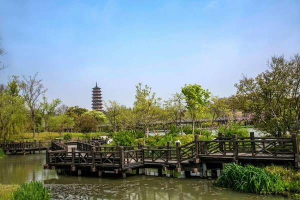 Yangzhou ince Batı Gölü Bahçe waterside üzerinde — Stok fotoğraf