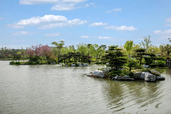 Yangzhou ince Batı Gölü Bahçe waterside üzerinde — Stok fotoğraf