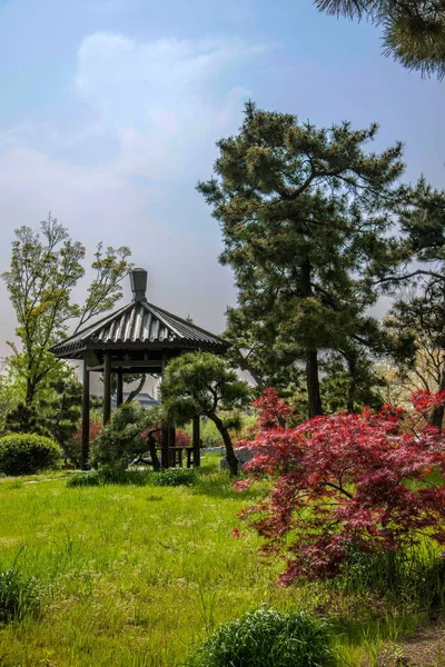 Yangzhou slanke West Lake Qingyu Ting tuin het platform — Stockfoto