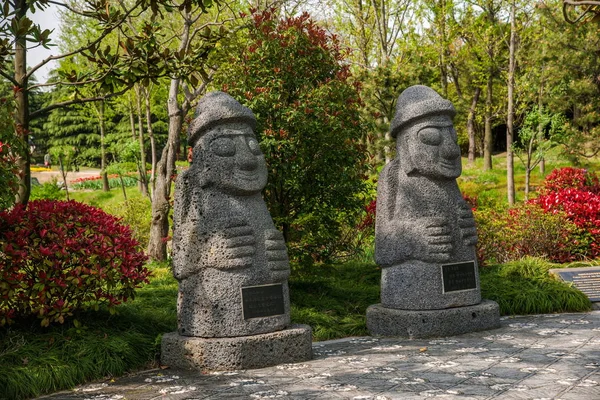Yangzhou schlanken westlichen See China und Südkorea Freundschaftsgericht Memorial Porträt — Stockfoto