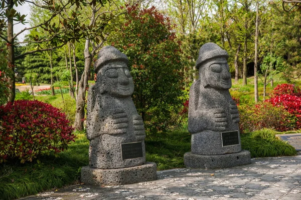 揚州細いウェスト湖中国と韓国友好裁判所記念ポートレート — ストック写真