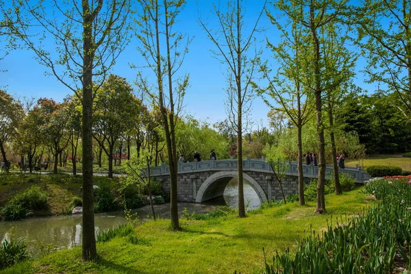 Yangzhou ince West Lake bahçesinde — Stok fotoğraf
