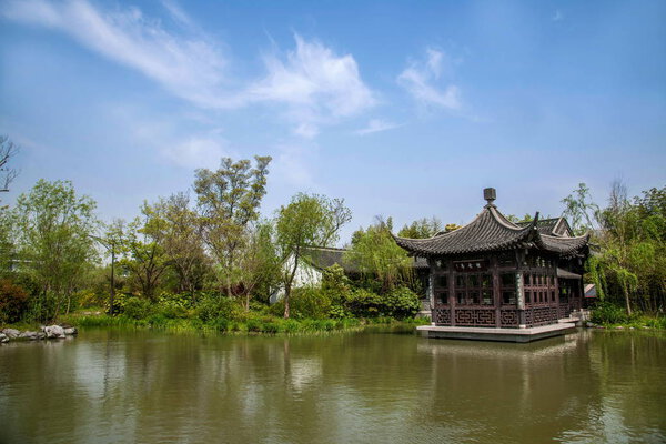 Yangzhou Slender West Lake on the garden "Jinquan Flower Island"
