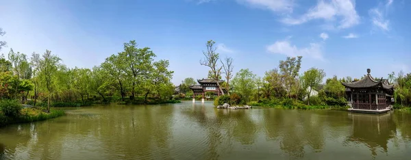 Yangzhou Slender West Lake no jardim "Jinquan Flower Island " — Fotografia de Stock