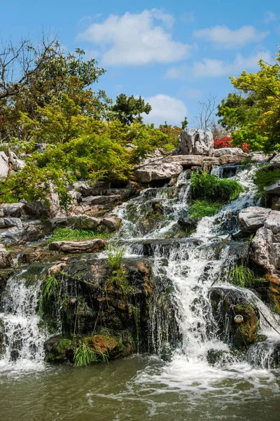 Yangzhou ince Batı Gölü bahçe şelale üzerinde