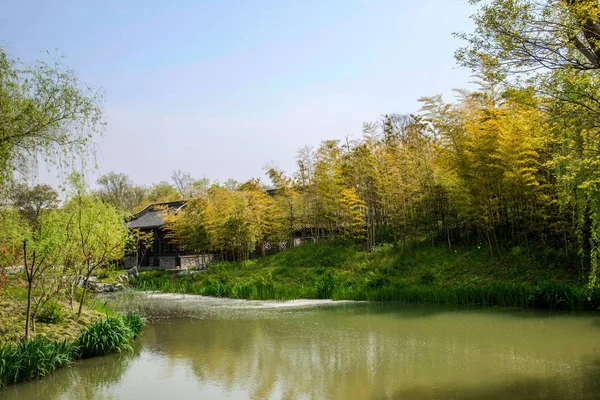 Yangzhou Slender West Lake on the garden waterside — Stock Photo, Image