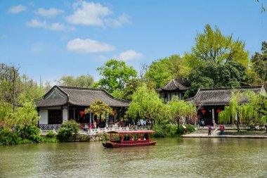 Yangzhou Ince West Lake bahçe su kenarında piknik