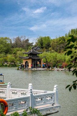 Yangzhou ince Batı Gölü Bahçe waterside üzerinde