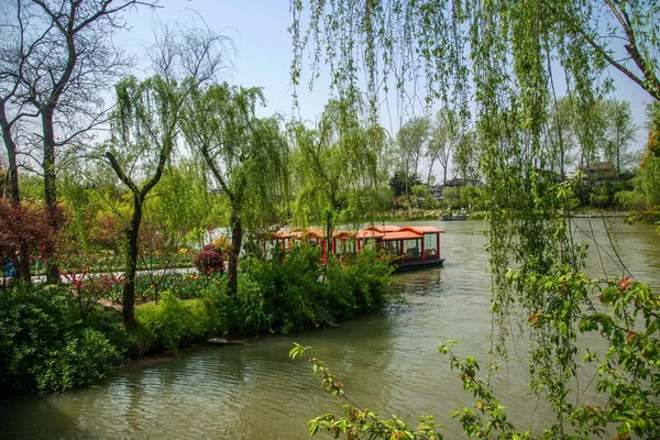 Yangzhou Slender West Lake on the garden waterside