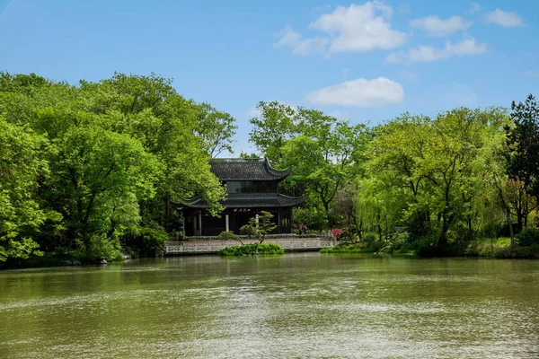 Yangzhou Slender West Lake op de tuin-waterkant — Stockfoto