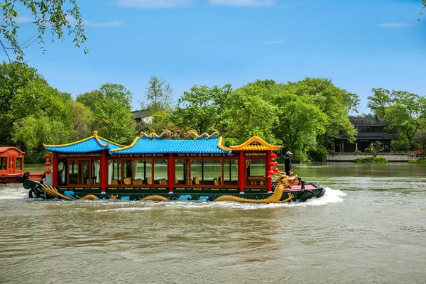 Yangzhou Ince West Lake bahçe su kenarında piknik