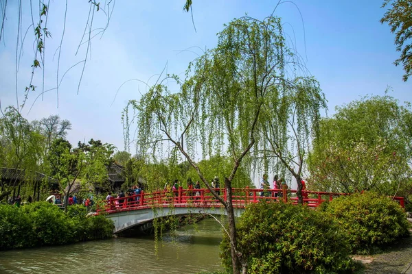 Yangzhou Ince West Lake bahçe su kenarında piknik — Stok fotoğraf