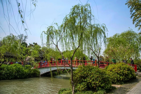 Yangzhou Ince West Lake bahçe su kenarında piknik — Stok fotoğraf