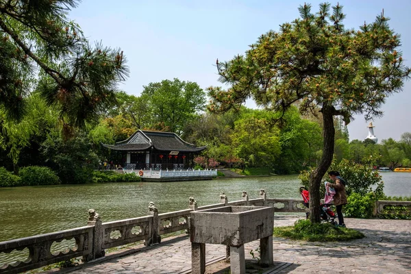 Yangzhou ince Batı Gölü Bahçe waterside üzerinde — Stok fotoğraf