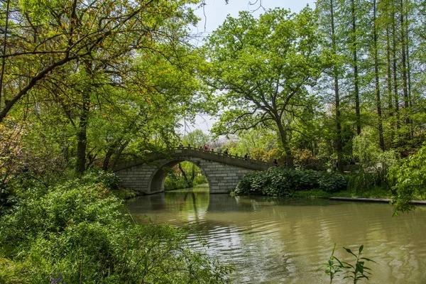 扬州瘦西湖上花园水边 — 图库照片