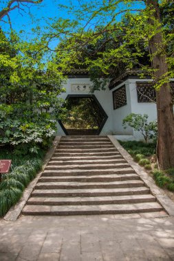 Uzun merdivenin Yangzhou ince West Lake Fahai Tapınağı arka bahçe