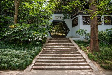 Uzun merdivenin Yangzhou ince West Lake Fahai Tapınağı arka bahçe