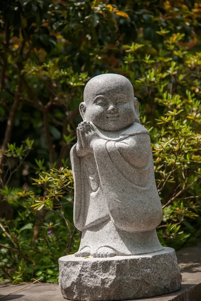 扬州市纤细的西部湖法海寺，小的大规模铜像前 — 图库照片