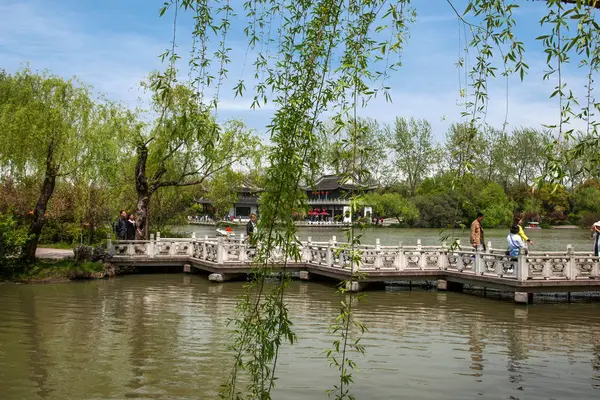 Yangzhou Svelte West Lake Garden Architecture — Photo